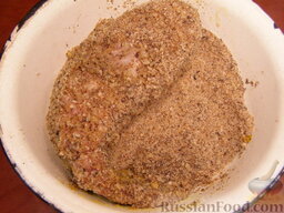 Сом в ореховой панировке: Затем обвалять рыбу в ореховой панировке.