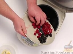 Ягодный морс (в мультиварке): Как приготовить ягодный морс:    Выложить в мультиварку ассорти из свежих ягод.