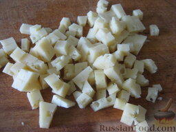 Куриные оладьи с сыром на кефире: Сыр твердый нарезать кубиками примерно 1х1 см.