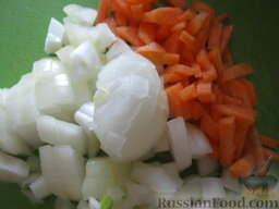 Кабачки тушеные: Почистить и помыть лук и морковь. Лук нарезать кубиками. Морковь нарезать соломкой.
