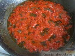 Кабачки тушеные: Разогреть сковороду. Налить растительное масло. Выложить томатную пасту. Обжарить, помешивая, 1-2 минуты на умеренном огне.