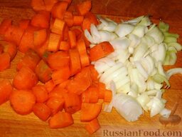 Телятина, тушенная с морковью и горошком: Порезать лук четвертькольцами.  Морковь порезать толстыми кружочками.
