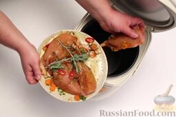 Куриная грудка карри с овощами (в мультиварке): Выложить куриную грудку в мультиварку.