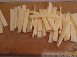 Салат "Мужской завтрак": Сыр нарезать брусочками или натереть на терке.