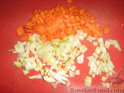 Гречневая каша "Сердечная": Очищенные лук и морковь порезать кубиками.