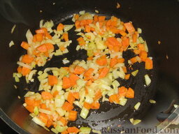 Гречневая каша "Сердечная": Обжарить лук и морковь на растительном масле, до золотистого цвета.