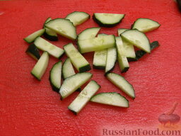 Простой овощной салат с сухариками: Огурцы нарезать брусочками.