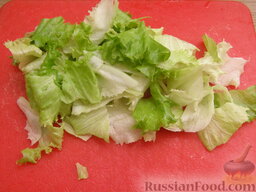 Простой овощной салат с сухариками: Салат порвать или нарезать.