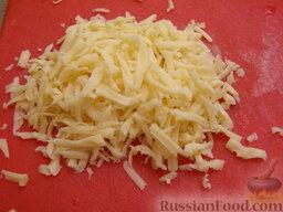 Простой овощной салат с сухариками: Сыр натереть на терке.