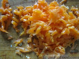 Салат слоеный с морковью, сыром и свеклой: Отварить до готовности в мундире морковь. Охладить. Очистить. Натереть на крупной терке.