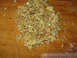 Салат слоеный с морковью, сыром и свеклой: Раздавить ядра грецких орехов скалкой или мелко нарезать ножом.