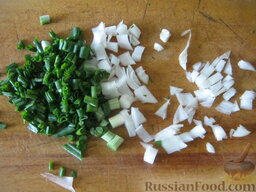 Салат слоеный с морковью, сыром и свеклой: Лук зеленый помыть и мелко нарезать.