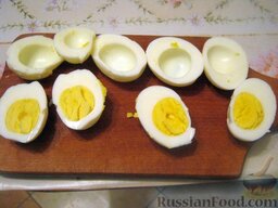 Яйца, фаршированные зеленью: Яйца очистить. Помыть. Разрезать пополам. Вынуть желтки.