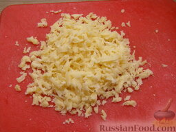 Пикантные лепешки с сыром в микроволновке: Сыр натереть на крупной терке.