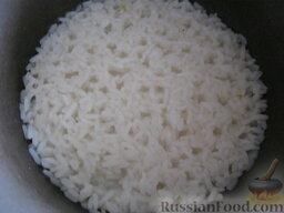 Тефтели с рисом  в томатном соусе: Как приготовить тефтели с рисом в соусе томатном:    Рис промыть, залить холодной водой. Посолить и варить до готовности 20-25 минут.