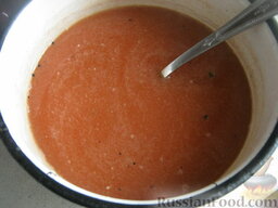 Тефтели с рисом  в томатном соусе: Смешать томатную пасту и сметану, а затем добавить к ним 0,5 литра кипятка. Посолить и поперчить. Хорошо размешать.