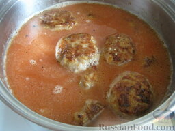 Тефтели с рисом  в томатном соусе: Этим соусом залить тефтели, так, чтобы верхний слой был покрыт. Поставить тефтели с рисом в соусе на огонь.