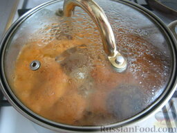 Тефтели с рисом  в томатном соусе: Когда вскипит соус, сделать самый маленький огонь. Накрыть крышкой. Тушить 40 минут. Тефтели с рисом в томатном соусе готовы.