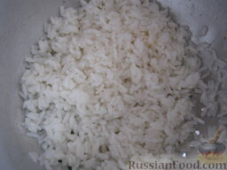 Тефтели с рисом  в томатном соусе: Затем откинуть рис на дуршлаг.