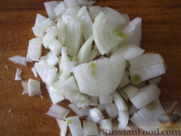 Тефтели с рисом  в томатном соусе: Лук очистить, помыть и нарезать мелкими кубиками.