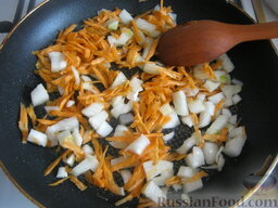 Тефтели с рисом  в томатном соусе: Разогреть сковороду. Налить растительное масло. Выложить подготовленные морковь и лук. Обжарить, помешивая, на среднем огне 2-3 минуты. Охладить зажарку.