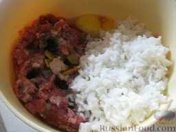 Тефтели с рисом  в томатном соусе: Соединить в миске фарш, яйца, приготовленную зажарку и рис.