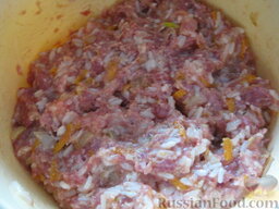 Тефтели с рисом  в томатном соусе: Добавить соль, чёрный молотый перец и всё тщательно перемешать. Фарш готов.