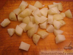 Летний салат с колбасой: Нарезать картофель кубиками.
