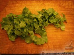 Летний салат с колбасой: Листья салата вымыть и нарезать.
