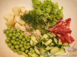 Летний салат с колбасой: Все компоненты смешать. Добавить в летний салат с колбасой соль, перец, растительное масло и снова перемешать.