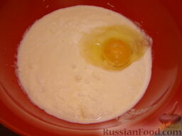 Украинские вареники с вишнями: Как приготовить вареники с вишней на пару:    Смешать яйцо и кефир.