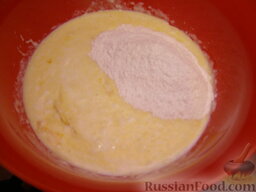 Украинские вареники с вишнями: Добавить муку и 3 ст. ложки сахара. Можно добавить 0,5 ч. ложки соды - тесто будет пышнее. Но иногда тесто на соде от контакта с вишней (или другой ягодой) темнеет, так что можно делать тесто и без соды.