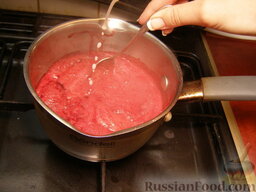 Украинские вареники с вишнями: Тонкой струйкой влить крахмал в подогретый (закипевший) соус, непрерывно размешивая соус.