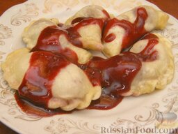 Украинские вареники с вишнями: Готовые вареники с вишней выложить на тарелку и полить соусом.    Приятного аппетита!