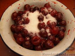 Украинские вареники с вишнями: Вишню вымыть. Вынуть косточки. Отобрать 400 г для начинки. Засыпать 2 ст. ложки сахара и перемешать. Оставить на 10 минут. Слить сок.