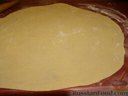 Украинские вареники с вишнями: Тесто для вареников с вишней раскатать в пласт толщиной 2-3 мм.