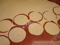 Украинские вареники с вишнями: Стаканом нужного диаметра вырезать кружочки.
