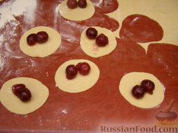 Украинские вареники с вишнями: На каждый кружочек выложить 1-2 ягоды. (Если вишня мелкая, то выкладывать столько, сколько нужно).