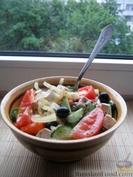 Постный греческий салат с сыром тофу: Посыпать ими салат, сверху присыпать оставшимся орегано. Постный греческий салат с сыром тофу готов.  Приятного аппетита!