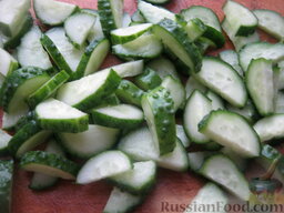 Постный греческий салат с сыром тофу: Огурцы помыть и нарезать дольками или фигурными кружочками.