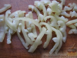 Постный греческий салат с сыром тофу: Перец помыть, очистить от семян и нарезать соломкой.