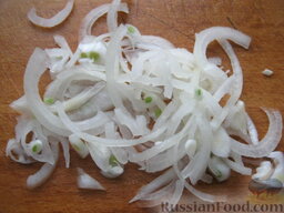 Постный греческий салат с сыром тофу: Лук репчатый очистить, помыть и нарезать тонкими полукольцами.