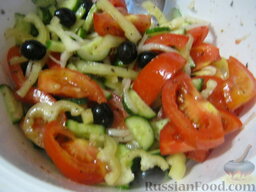 Постный греческий салат с сыром тофу: Заправить греческий салат растительным маслом и хорошо перемешать.