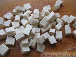 Постный греческий салат с сыром тофу: Нарезать сыр тофу кубиками 1х1 см.
