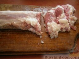 Отбивные котлеты в орехово-сырной панировке: Как приготовить свиные отбивные в панировке из сыра и орехов:    Мясо нарезать поперек волокон на ломтики толщиной 1-1,5 см