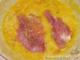Отбивные котлеты в орехово-сырной панировке: Кусочки мяса обмакнуть в яйцо.