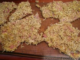 Отбивные котлеты в орехово-сырной панировке: Подготовленные кусочки свинины в ореховой панировке выложить на разделочную доску на 5 минут.