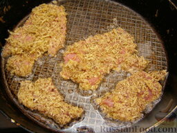 Отбивные котлеты в орехово-сырной панировке: На сковороде разогреть растительное масло. Жарить свинину в ореховой панировке на сильном огне 3-4 минут.