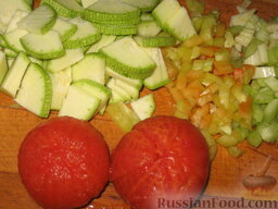 Ризотто с овощами: Как приготовить ризотто с овощами:    Подготовим овощи. Мелкими кубиками порежем  сладкий  перец и сельдерей. Кабачок или цукини порежем небольшими ломтиками. Помидоры опустим на 1-2 минуты в кипяток, потом охладим холодной водой и снимем кожицу. Порежем помидоры мелкими кубиками.