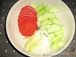 Овощной салат с языком: Огурцы, лук и помидор тоже нарезаем, кому как больше нравится.